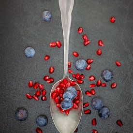 Zilveren lepel met blauwe bessen en granaatappelpitten van Photography art by Sacha