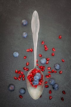 Zilveren lepel met blauwe bessen en granaatappelpitten van Photography art by Sacha