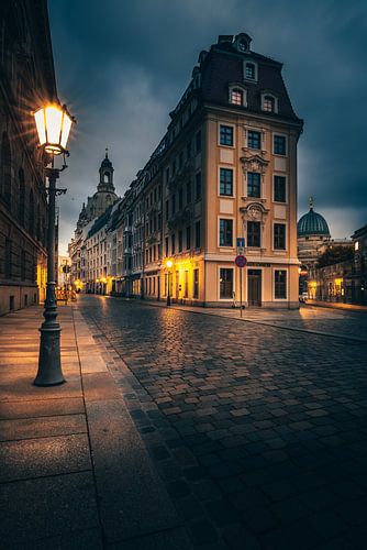 Historische straat in Dresten, verlicht in de ochtend