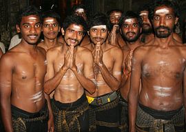 Pelgrims in de tempels van Madurai , Zuid India von Dirk Huijssoon