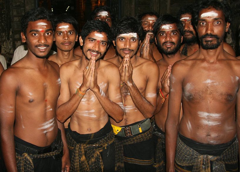 Pelgrims in de tempels van Madurai , Zuid India von Dirk Huijssoon