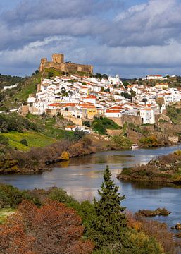 Uitizcht op de Portugese stad Mértola van Adelheid Smitt