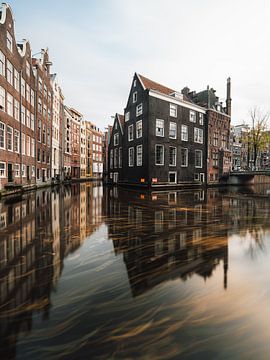 Gracht und alte Häuser in Amsterdam am Oudezijds Voorburgwal von Lorena Cirstea