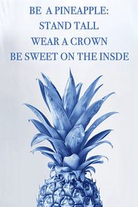 Eine halbe Ananas mit einem lustigen Spruch
