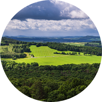 Uitzicht op het landschap bij Görli vanaf het Königshain-gebergte van Rico Ködder