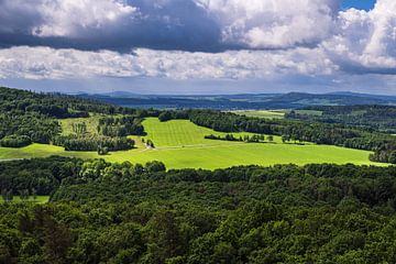 Uitzicht op het landschap bij Görli vanaf het Königshain-gebergte van Rico Ködder