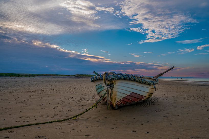 Scheepje op het strand van Michel Knikker