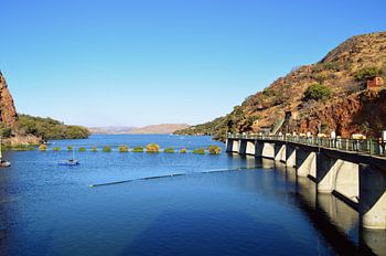 Helderblauwe lucht en mooi blauw water bij Hartbeespoortdam