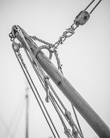 Boegtouwen van een oud schip by Michel Knikker