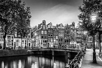AMSTERDAM ' s avonds idylle in de Singel | zwart-wit