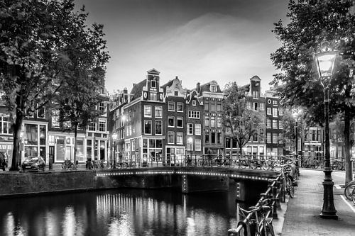 AMSTERDAM Abendidylle an der Singel | Monochrom von Melanie Viola
