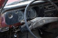 Het dashboard van een verlaten oldtimer Mazda par Paul Wendels Aperçu