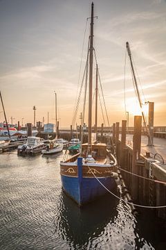 Viskotter in de haven van Lister bij zonsopgang, Sylt van Christian Müringer