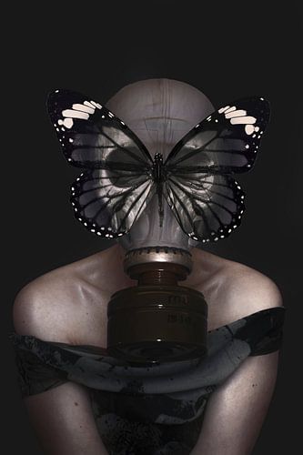 Politieke Manipulatie van Covid-19 – Beeldmanipulatie van Vrouw met Gasmasker en Skelet Vlinder