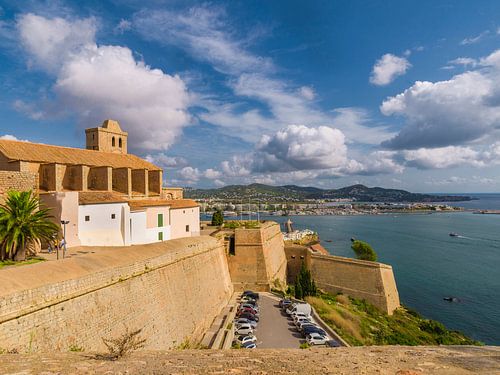 Uitzicht Ibiza stad richting de zee