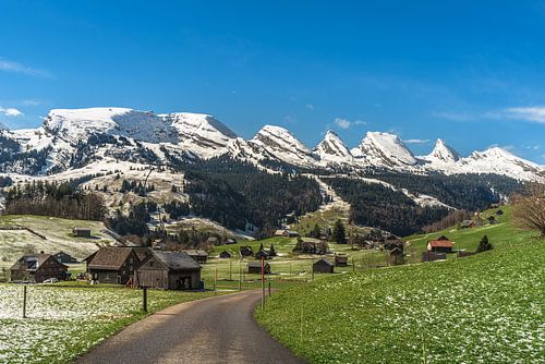 Vue sur les Churfirsten enneigés dans les Alpes suisses