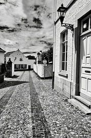 Thorn en noir et blanc : la photographie de rue intemporelle de « La Petite Ville Blanche » sur eric van der eijkj