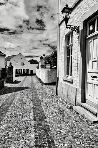Thorn in Schwarz-Weiß – die zeitlose Straßenfotografie aus „Het Witte Stadje“ von eric van der eijk