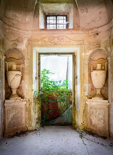 Villa abandonnée avec vases.