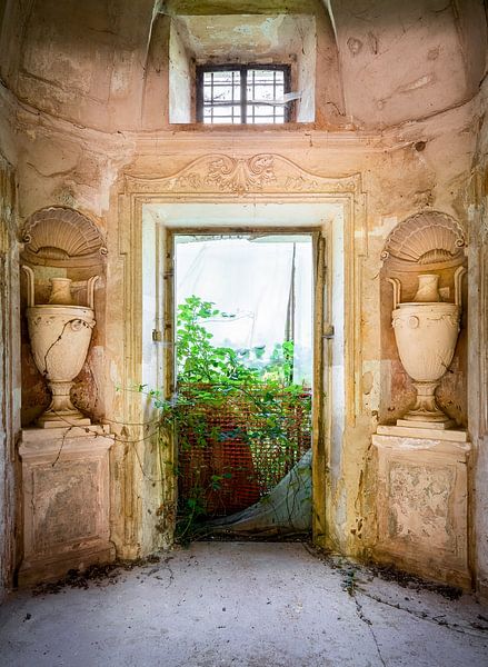 Verlassene Villa mit Vasen. von Roman Robroek