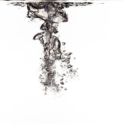 Luft fliegt in Wasser