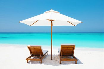 Strandtafereel: Witte parasol, houten ligstoelen en turkoois