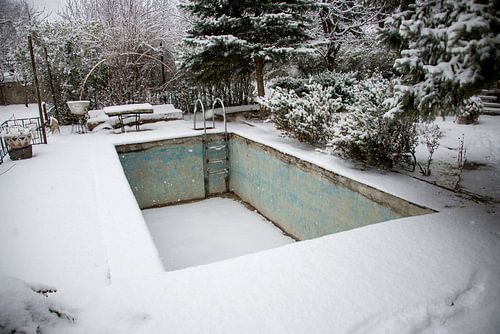 Swimmingpool out of bounce