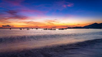 Boote, die bei Sonnenaufgang vor der Küste von Pemuteran - Bali dümpeln von Rene Siebring