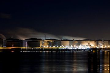 Industrie de nuit dans le port sur Guido Akster