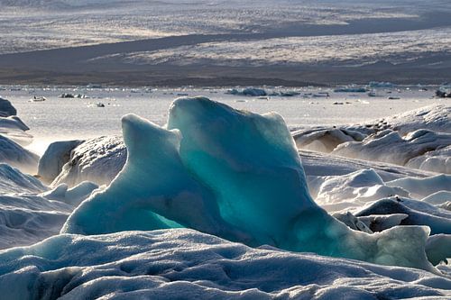 Blauwe ijsschotsen in Jökulsárlón, IJsland