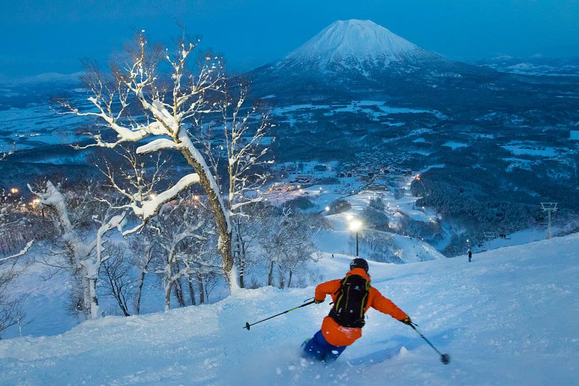 Nacht skiën op een vulkaan in Niseko, Hokkaido Japan van Menno Boermans