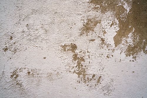 Afbladderende verf op een vervallen gevel