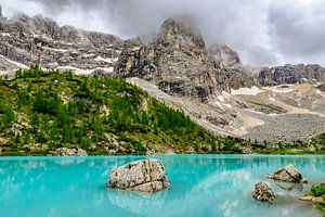 Der Lago di Sorapis in den Dolomiten an einem bewölkten Frühlingstag