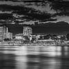 Hamburger Skyline am Abend in schwarzweiß von Manfred Voss, Schwarz-weiss Fotografie
