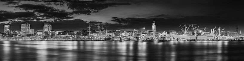 Hamburg skyline in the evening in black and white by Manfred Voss, Black-White Photography