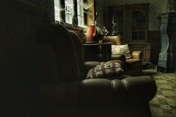 Een verlaten huiskamer in een verlaten huis