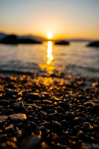 eerste zonnestralen op het sprankelende strand in Ligurië