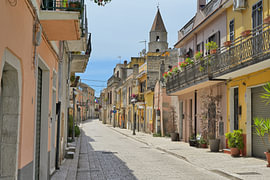 Historische Straße in der italienischen Stadt Venosa von Tomherkules