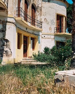 Vergessene Eleganz: Die alte Villa in Kos-City van Momentaufnahme | Marius Ahlers
