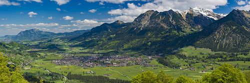 Oberstdorf en mai : un contraste entre le vert de la vallée et la neige des sommets