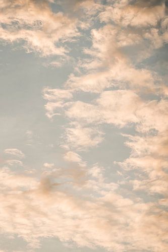 Dromerige Wolken in een Zachte Hemel