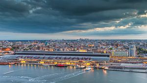 Amsterdam Centraal Station in avondlicht. van Menno Schaefer