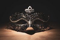 Het mysterie van het geheimzinnige Venetiaanse masker in het duister.