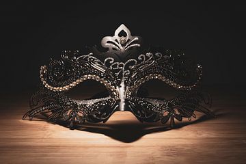 Le mystère du masque vénitien dans l'obscurité. sur Joeri Mostmans