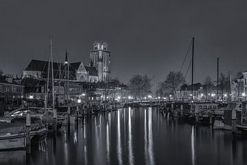 Grote Kerk en Nieuwe Haven in Dordrecht in de avond - zwart-wit von Tux Photography