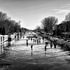 Winter in Utrecht. Schaatsen op het Merwedekanaal op 13 februari 2021. van André Blom Fotografie Utrecht