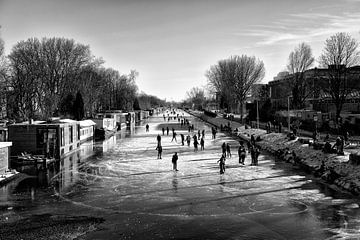 Winter in Utrecht. Schaatsen op het Merwedekanaal op 13 februari 2021. van André Blom Fotografie Utrecht