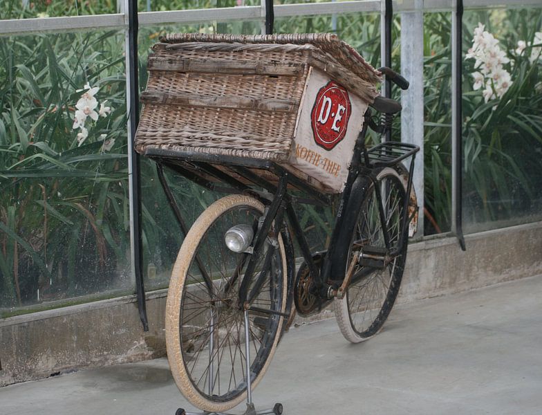 antieke fiets met mand by Nicole Wetzels