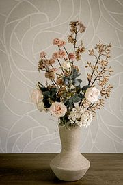 Zachte Botanische Elegantie – Stilleven in Zacht Roze en Aardetinten van By Marjolein Design