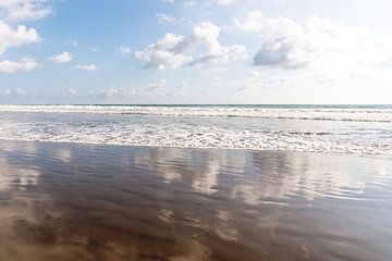 Miroir des vagues de la mer - Reflets célestes sur la plage sur Femke Ketelaar